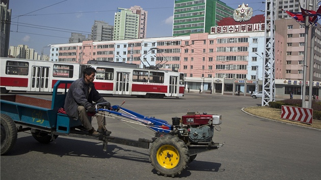 Severokorejsk zemdlec v ulicch Pchjongjangu (9. dubna 2013)