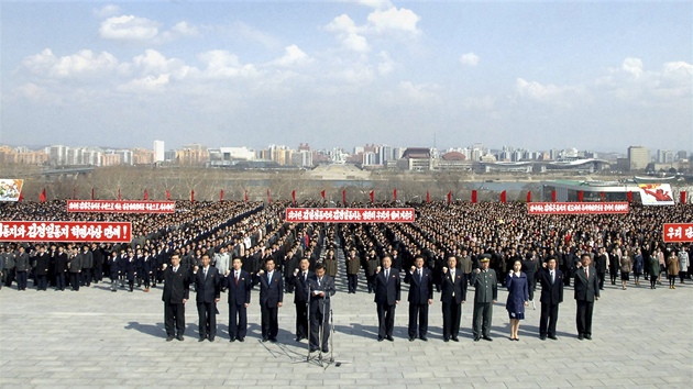 Severokorejci demonstruj v Pchjongjangu vrnost reimu (9. dubna 2013)