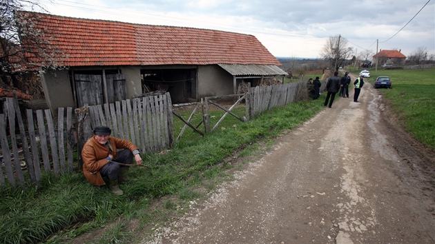 Srbsk policie ve vesnici Velika Ivana, kde edestilet Ljubica Bogdanovi postlel 13 lid a pak zbra obrtil proti sob (10. bezna 2013)