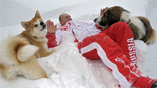 Rusk prezident Vladimir Putin dovd se svmi psy ve snhu (24. bezna 2013)