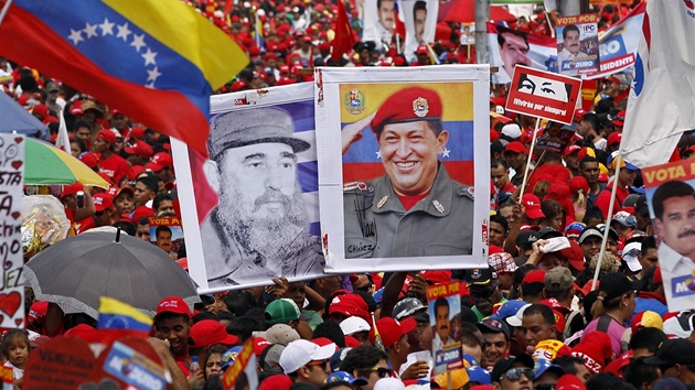 Portrty Chveze a Castra na pedvolebn demonstraci v Caracasu (12. dubna 2013)
