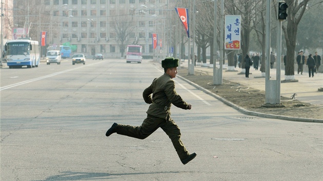 Severokorejsk vojk utk ulicemi Pchjongjangu (14. dubna 2013)