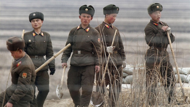 Severokorejt vojci vymnili puky za lopaty a vyrazili na pole (14. dubna 2013)