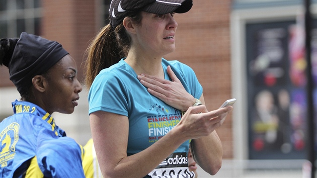 okovan astnci maratonu v Bostonu (15. dubna 2013)