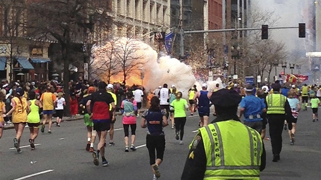 Jeden z výbuch v cílové rovince bostonského maratonu (15.dubna 2013)
