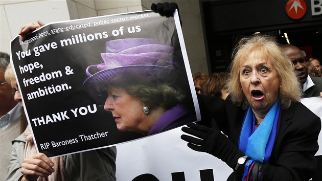 Pznivci Margaret Thatcherov v centru Londna (17. dubna 2013)