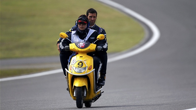 Mark Webber kvalifikaci Velk ceny ny nedokonil. Z jeho vozu utkalo palivo, a tak se alespo svezl na motorce.