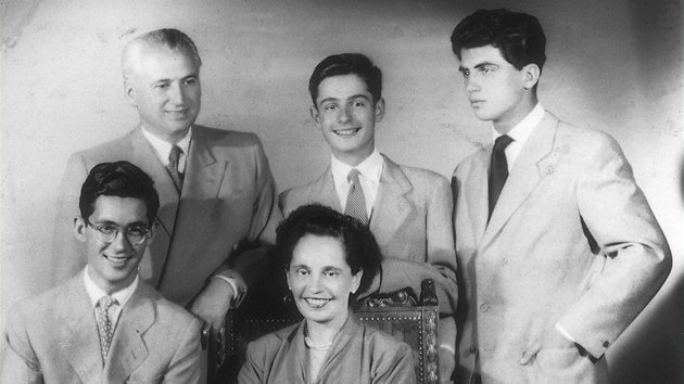 Rodinn fotografie u pleitosti padestin Karla Strnskho z jna 1948. Na tm dvanct let se seli naposledy spolen. Vlevo nahoe hlava rodiny, vedle n synov Petr a Ji, dole syn Jan a manelka Boena