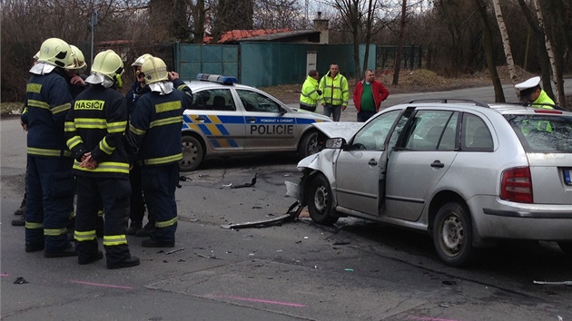 Nehoda t osobnch automobil na silnici z Kladna do Buthradu.