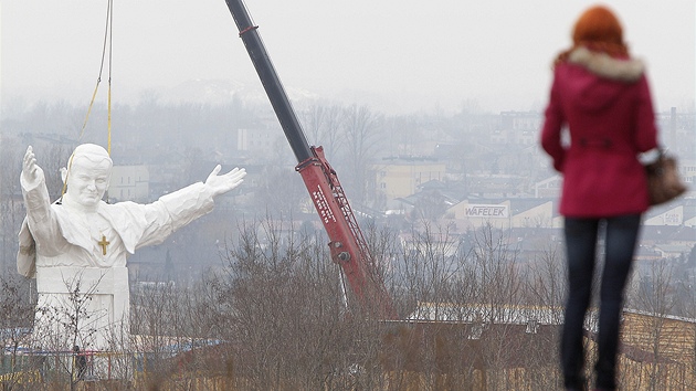 V polskm mst enstochov byl v sobotu odhalen dosud nejvt pomnk bvalho papee Jana Pavla II. 