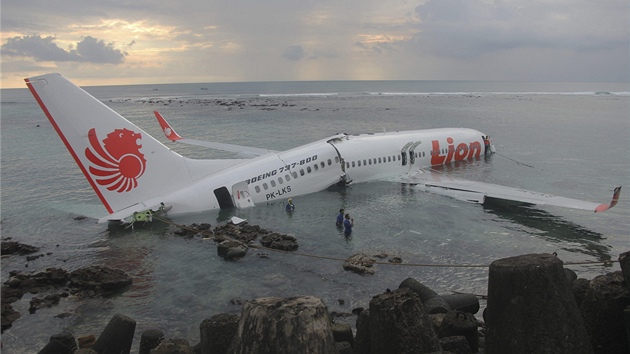 Letadlo indonskch aerolinek nezvldlo pistvac manvr, nedoletlo k hran ranveje a ztilo se do moe.