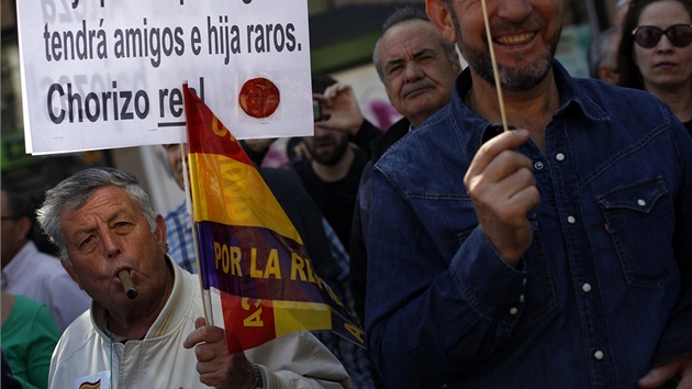 Vce ne osm tisc lid v nedli v Madridu demonstrovalo proti monarchii a poadovalo nvrat k demokraticky zvolen hlav sttu.