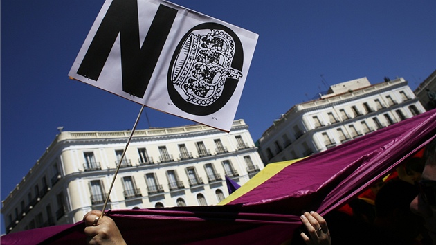 Vce ne osm tisc lid v nedli v Madridu demonstrovalo proti monarchii a poadovalo nvrat k demokraticky zvolen hlav sttu.