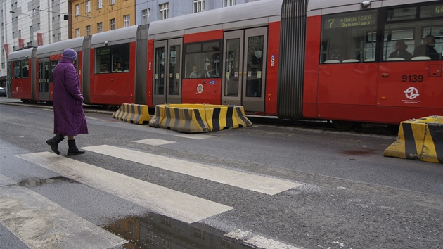 Nejnebezpenj jsou pechody, kde mus chodci pekonvat irokou silnici. Ve Vrovick ulici v Praze navc mus pekonat tramvajovou tra bez doplkovch ostrvk, ty supluj provizorn zbrany.