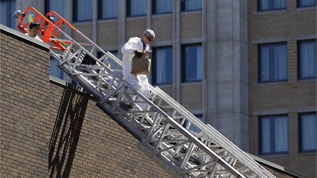 Druh den po tocch v Bostonu zaala na mst mraven prce vyetovatel, dkazy hledali i na stechch okolnch budov (17. dubna 2013)
