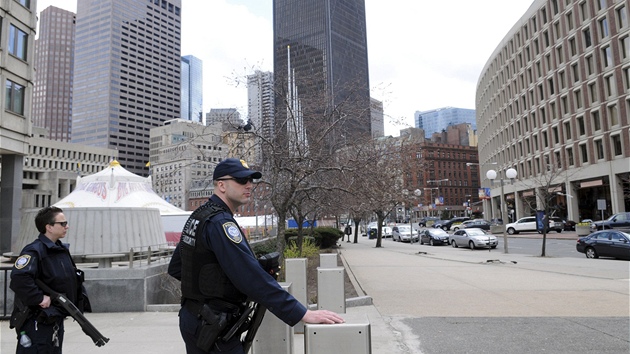 Policist ste przdn ulice Bostonu (19. dubna 2012)