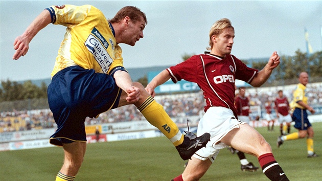 Teplick fotbalista Radek Diveck (vlevo) a Milan Fukal z AC Sparta Praha pi utkn, kter se na severu ech hrlo 22. srpna 1999.