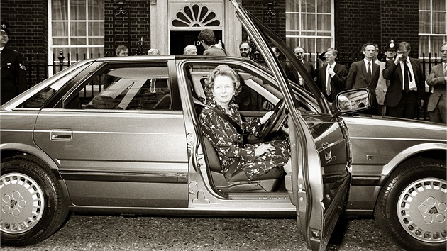 Margaret Thatcherov za volantem roveru ped svm premirskm sdlem v londnsk Downing Street. (1986)