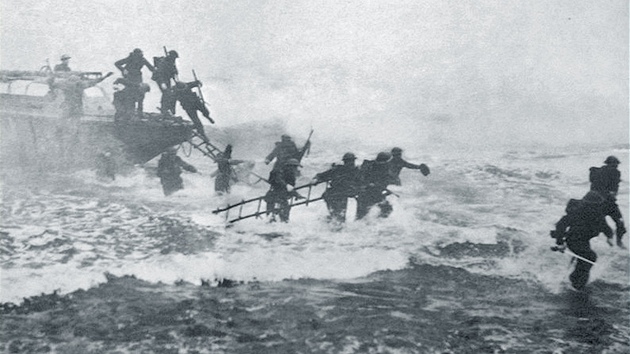 Vojk Jack Churchill s meem v ruce (vpravo) pi cvinm vylodn britsk jednotky na pobe zpadoskotskho Inveraray.