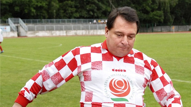 Bval premir a pedseda SSD Ji Paroubek ped fotbalovm zpasem na atletickm stadionu v Hodonn. (22. ervna 2007)