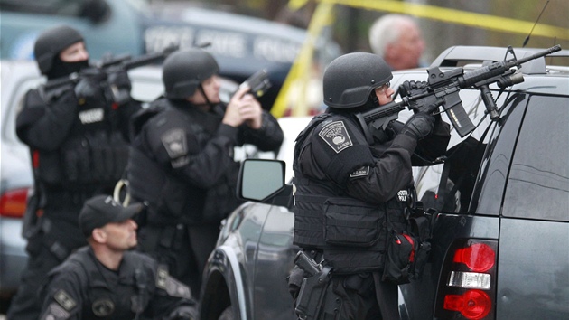 Tisce policist ptraj v Bostonu a okol po Docharu Carnajevovi, kterho vin z bombovch tok pi maratonu. (19. dubna 2013)