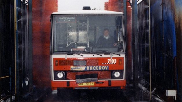 Venkovn myc rm gare Kaerov s autobusem Karosa B732 dodanm v roce 1994. Fotografie je z roku 1997.
