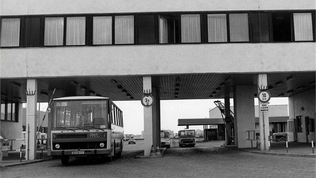 Autobusm Karosa B 732 pedchzely z pohledu cestujcch opticky stejn vozy s typovm oznaenm B 731, jako tento vz . 3569 vyjdjc v roce 1983 z gare epy. Od voz B 732 se odliovaly pedevm automatickou pevodovkou.