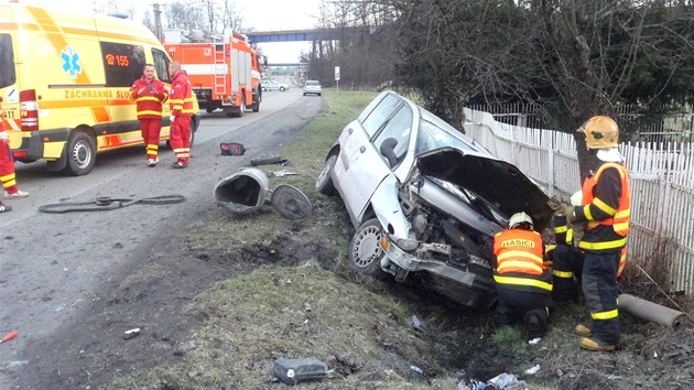 Tragick nehoda Fiatu Multipla ve Stonav na Karvinsku, pi kter zahynuli dva mui. (11. dubna 2013)