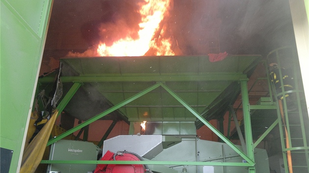 Ostravsk tdc linka vzplla od pyrotechniky. (16. dubna 2013)