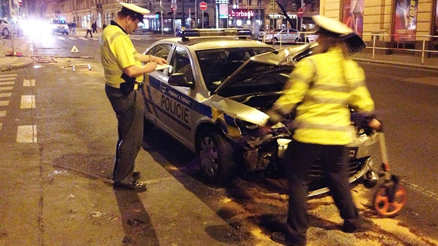 Na nmst I. P. Pavlova se ve tvrtek veer srazilo osobn auto s policejnm vozem. Ti policist utrpli zrann, idi osobnho vozu nadchal 0,4 promile