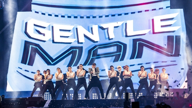 Jihokorejský zpvák PSY zpívá na koncert v Soulu svou novou píse Gentleman...