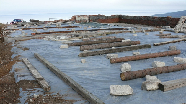 Pprava torza vyhoel Petrovy boudy na zimu. (jen 2012)