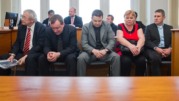 Na lavici obalovanch v Jin v roce 2013: Josef Knotek, Ladislav Jelnek, Michal Motejl, Jiina indelov a Antonn Khn. Antonn Marank tehdy k soudu nedorazil. 