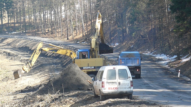 Prsmyk na Pasch se opravuje, objky na Broumovsko vedou pes Jetichov. (15. 4. 2013)