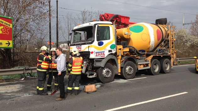 Nehoda domchvae betonu, kamionu a dvou automobil na prask Jin spojce. (19. dubna 2013)