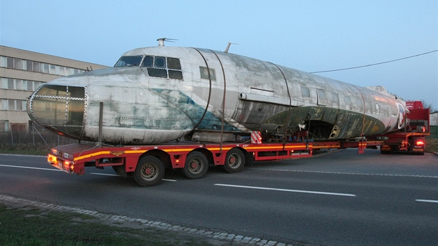 Pevoz trupu prototypu dopravnho letounu Iljuin Il-14FG do olomouckho leteckho muzea ve tvrti Needn. Nov expont sem dorazil veer 15. dubna 2013 z praskho letit ve Kbelch.