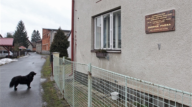 Rok po smrti odhalil starosta Svratouchu pamtn desku na dom, kde Jindich Paseka psobil. 