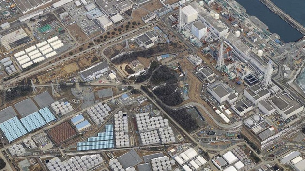 Celkov pohled na arel elektrrny Fukuima I vnoru 2013. Reaktory jsou vpravo nahoe (je vidt, e jsou jejich budovy pokozen), patrn je enormn mnostv ndr na zachycovn radioaktivn vody v arelu. 