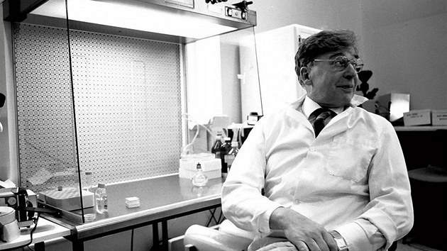 Robert Edwards v laboratoři své kliniky Bourn Hall v roce 1989