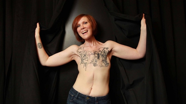 Kelly Davidsonov vyeila ablaci prsou po rakovin zvesela. Msto implantt si podila tetovn.