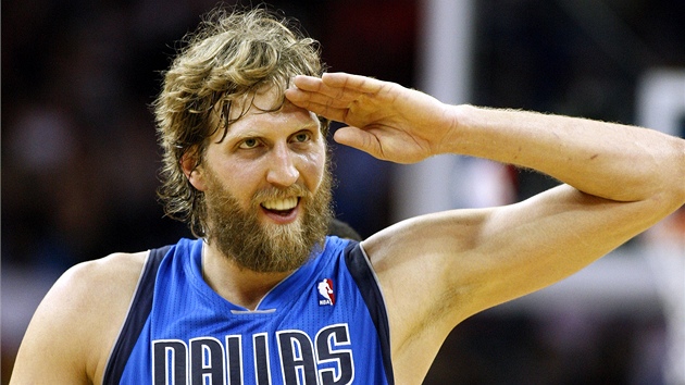 A IJU. Dirk Nowitzki jako sedmnct hr v historii NBA pekonal hranici 25 tisc bod.