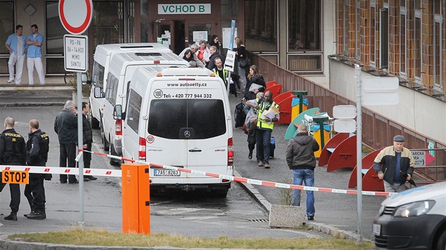 Odjezd francouzskch dt z Fakultn nemocnice Plze, kter byly zranny pi pondln nehod autobusu u Rokycan.