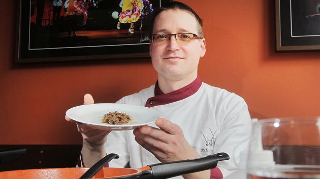 Kucha Petr Ocknecht se specializuje na pípravu jídel z hmyzu.
