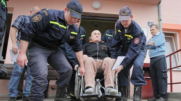 Sthovn klient z domova senior ve Zbchu bylo velmi emotivn. Mnoz z nich nedokzali zadret slzy. Zazen muselo bt uzaveno kvli jeho majitelm, kter policie podezr, e z t klient zpronevili pes 1,5 milionu korun.

