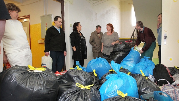 Sthovn klient z domova senior ve Zbchu bylo velmi emotivn. Mnoz z nich nedokzali zadret slzy. Zazen muselo bt uzaveno kvli jeho majitelm, kter policie podezr, e z t klient zpronevili pes 1,5 milionu korun.

