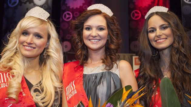 Vtzky soute krsy Miss Academia 2013. Zleva Kateina Mllerov, Martina Palack a Monika arajov. 