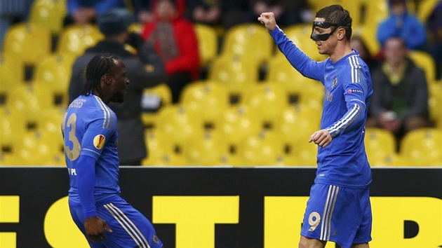 Fernando Torres (vpravo) z Chelsea se raduje  se spoluhrem Victorem Mosesem ze svho glu v zpase v Kazani.