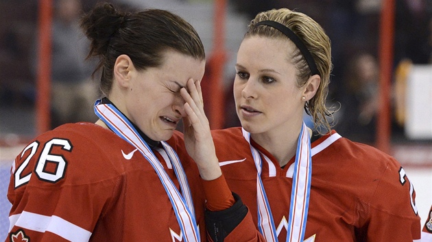Kanadsk hokejistky Tessa Bonhommeov a plakajc Sarah Vaillancourtov nejsou se svtovm stbrem spokojen.