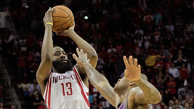 James Harden z Houstonu stl na ko Phoenixu pes P. J. Tuckera,