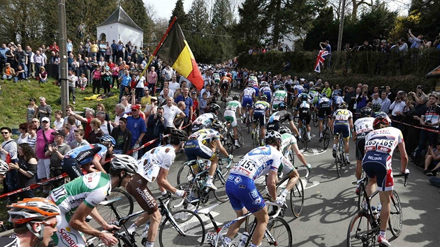 Cyklistick peloton stoup na tzv. Ze, jede se do cle jednorzovho zvodu Valonsk p.